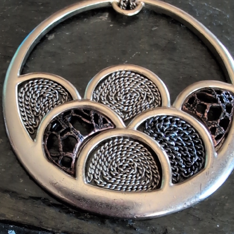 Elegant Gold Pendant Necklace
